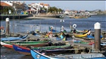 bâteaux de pêche colorés, à quelques kilomètres de porto, portugal